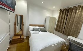 Beautiful Double Room With Free Wi-Fi And Free Parking